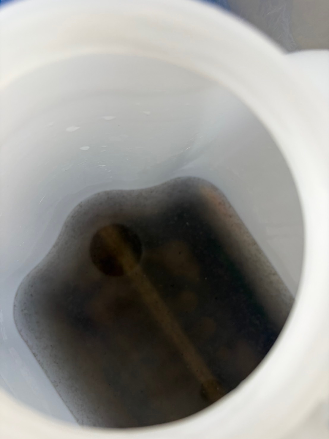 洗浄で出た、汚れを含んだ茶色の水がたまったタンク