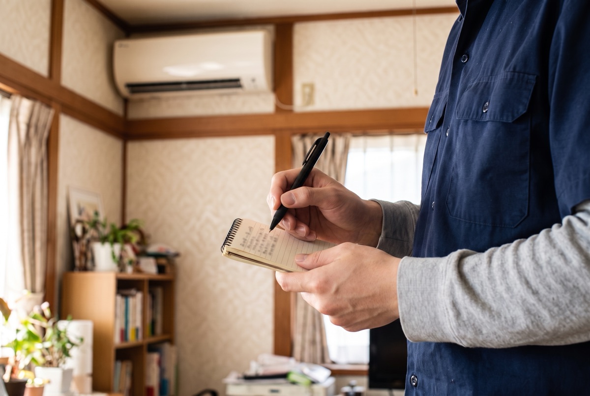 作業前に、お客様のお話をメモに書きとめる手元（イメージ）